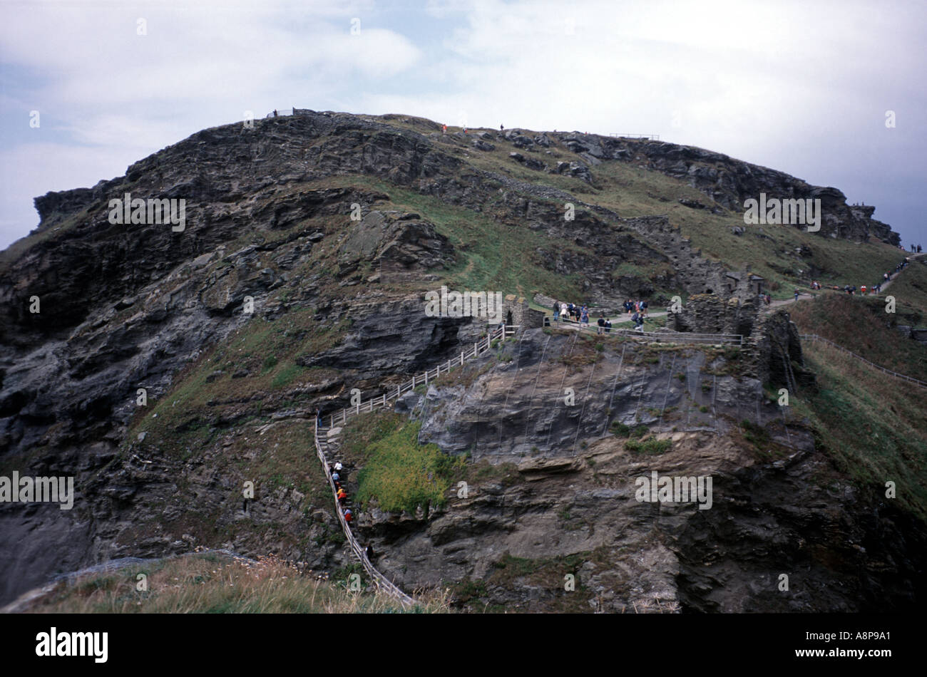 Tintagel Schloss hoch oben auf der kornischen Klippen die Heimat von König Arthur und die Ritter der Tafelrunde Stockfoto