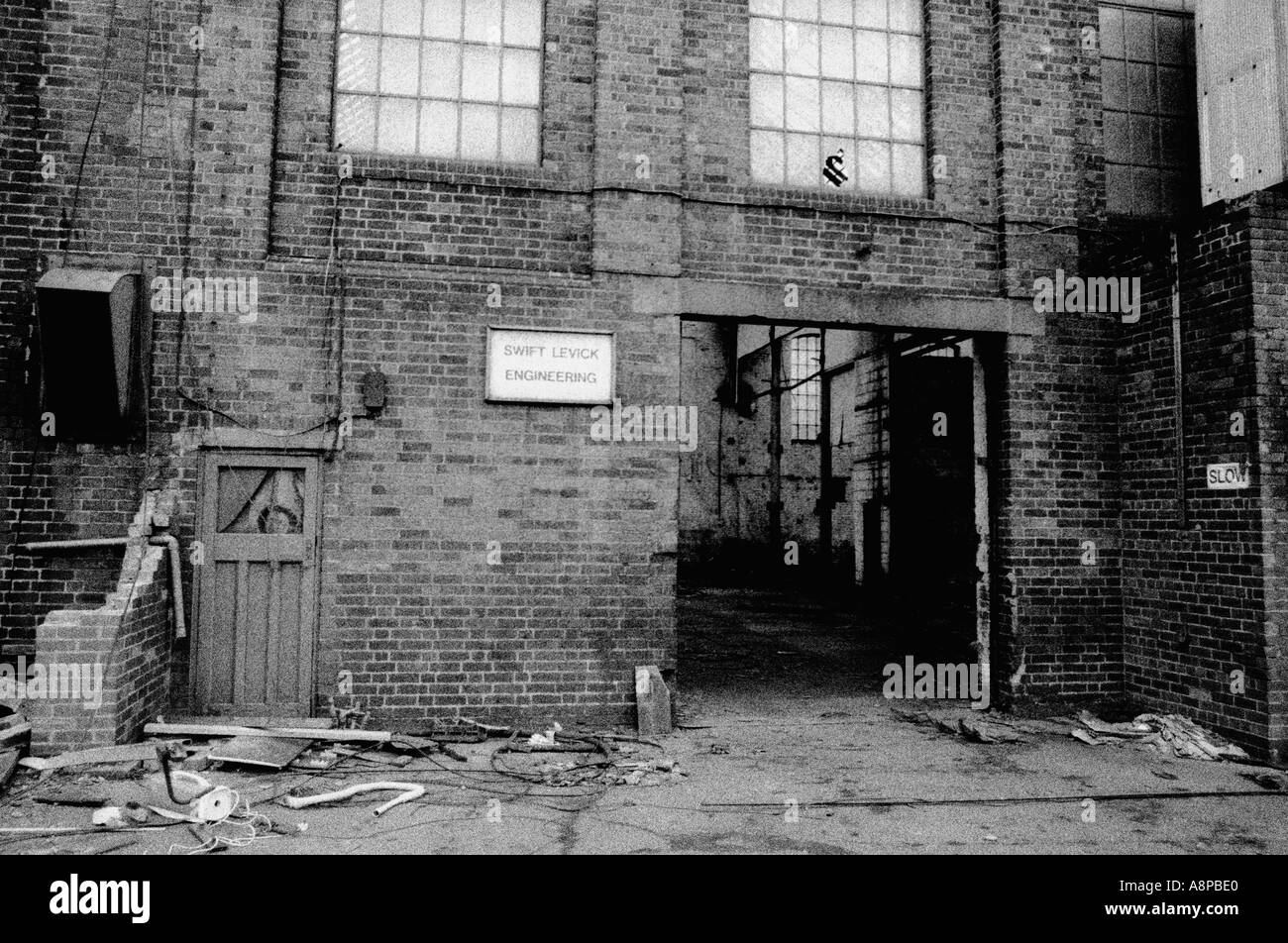 verlassenen Fabrik Fenster Gebäude Industrieruine Müll Verslumung alten uk gefährlich vergessene vernachlässigte abandone Stockfoto