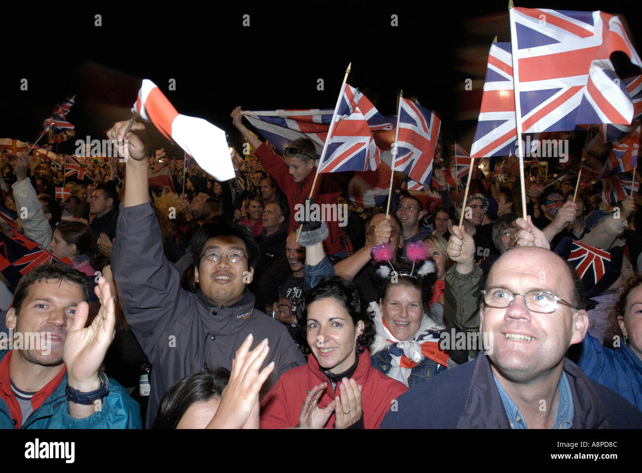 Patriotische Fans bei einem Outdoor-Abschlussball im Hyde Park London winken Nationalflaggen Stockfoto