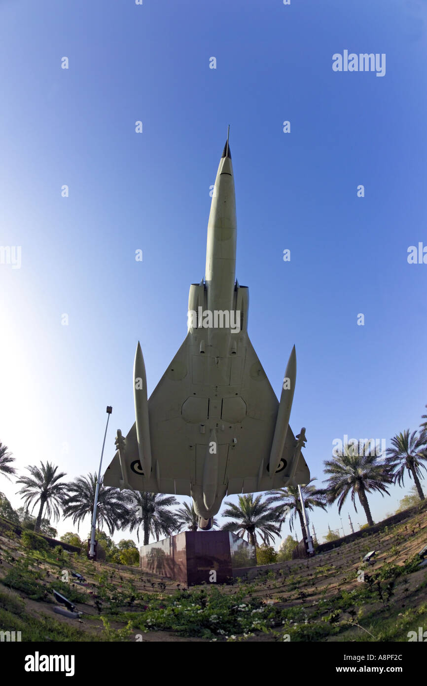 Abu Dhabi Vereinigte Arabische Emirate Dassault Mirage 5 Flugzeuge außerhalb Armed Forces Officers Club JMH0294 angezeigt Stockfoto
