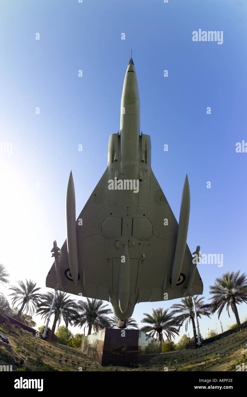 Abu Dhabi Vereinigte Arabische Emirate Dassault Mirage 5 Flugzeuge außerhalb Armed Forces Officers Club JMH0295 angezeigt Stockfoto
