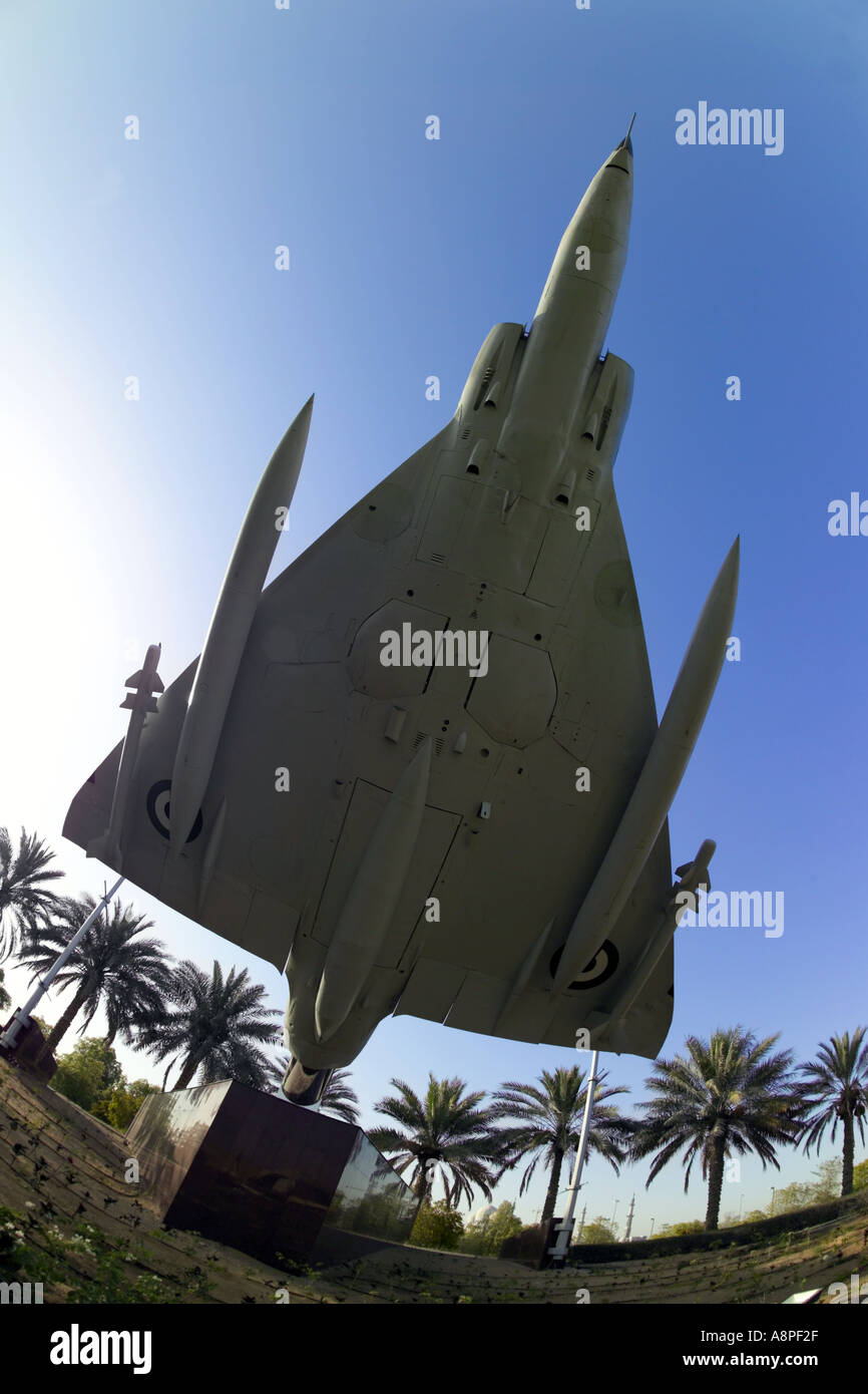Abu Dhabi Vereinigte Arabische Emirate Dassault Mirage 5 Flugzeuge außerhalb Armed Forces Officers Club JMH0296 angezeigt Stockfoto