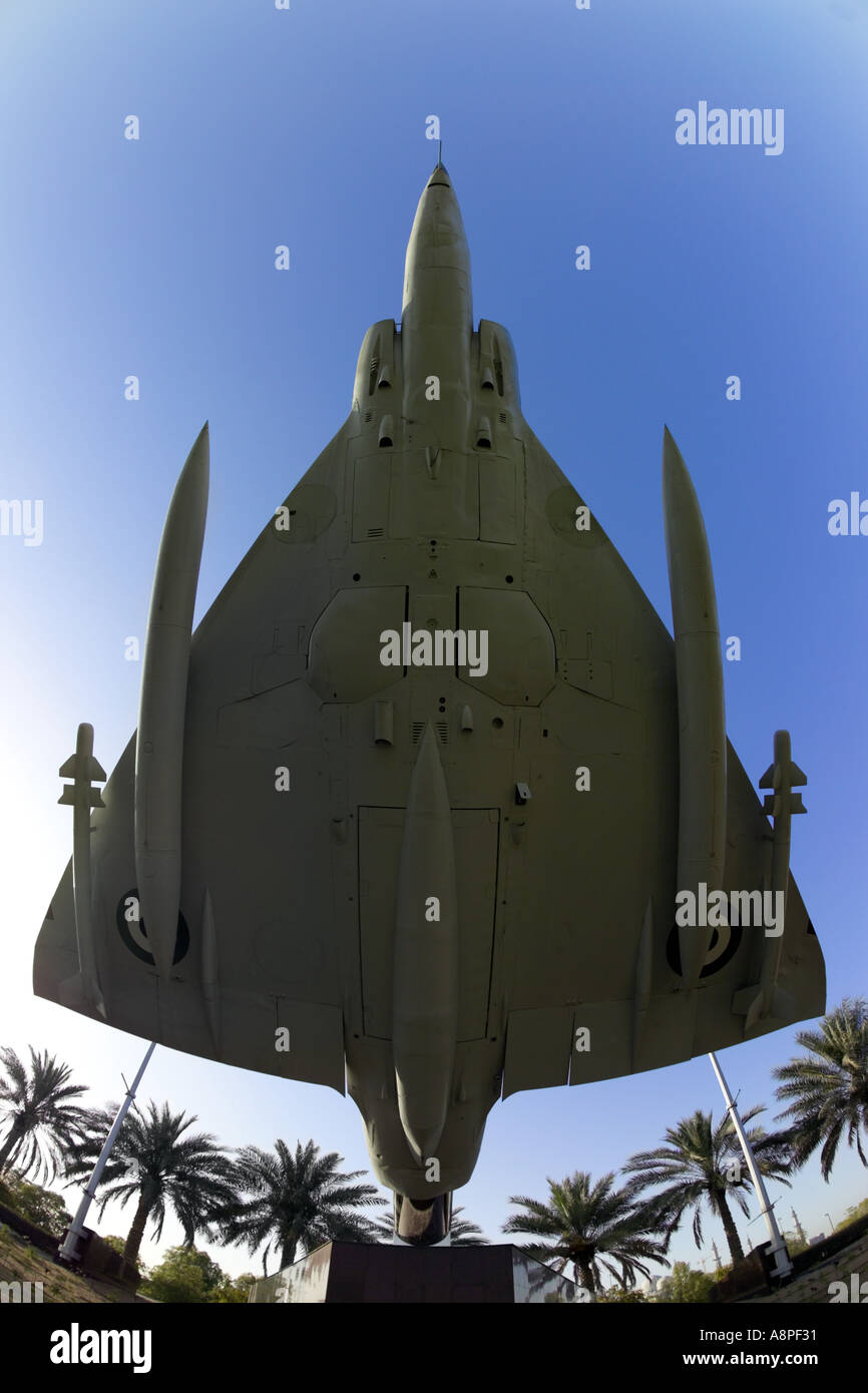 Abu Dhabi Vereinigte Arabische Emirate Dassault Mirage 5 Flugzeuge außerhalb Armed Forces Officers Club JMH0297 angezeigt Stockfoto