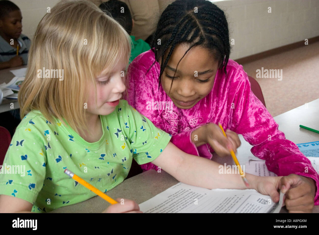 Studenten arbeiten an Hausaufgaben nach der Schule. Nach der Schule Studienprogramm. St Paul Minnesota USA Stockfoto