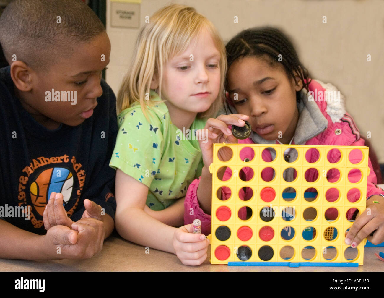 Kinder Spiel vier vertikale Checker. Nach der Schule Studienprogramm. St Paul Minnesota USA Stockfoto