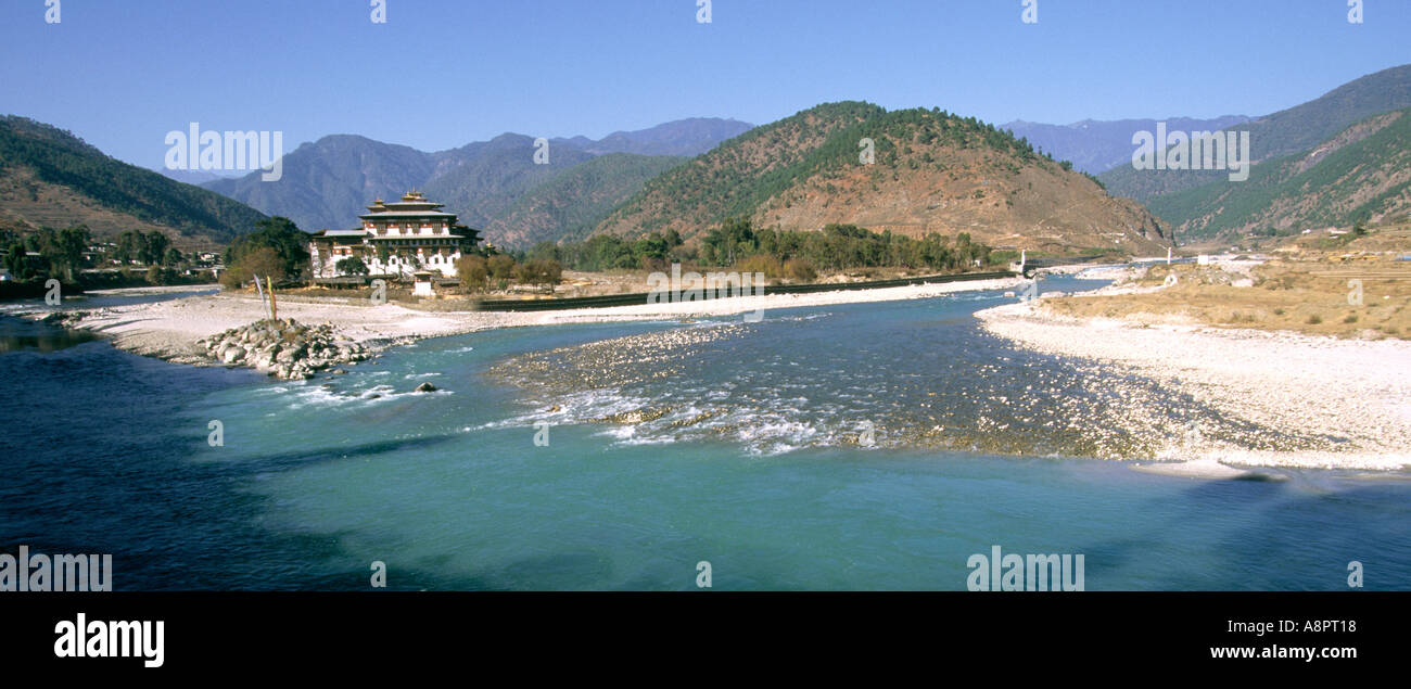 Bhutan Punakha Dzong aus dem Zusammenfluss von Mo und Pho chhu Stockfoto