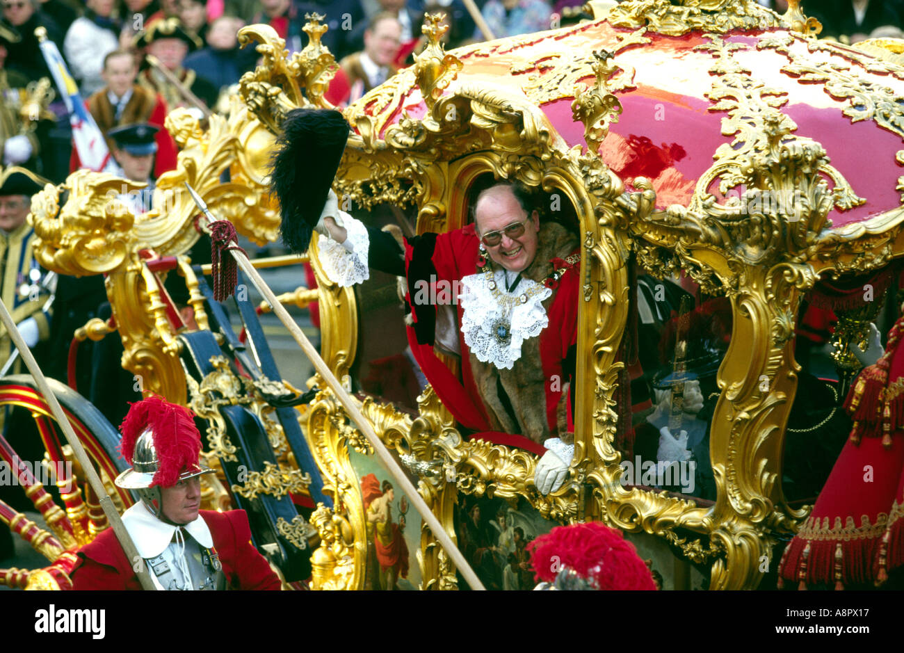 Londoner Bürgermeister zeigen Herrn Oberbürgermeister winken aus seiner Kutsche Stockfoto