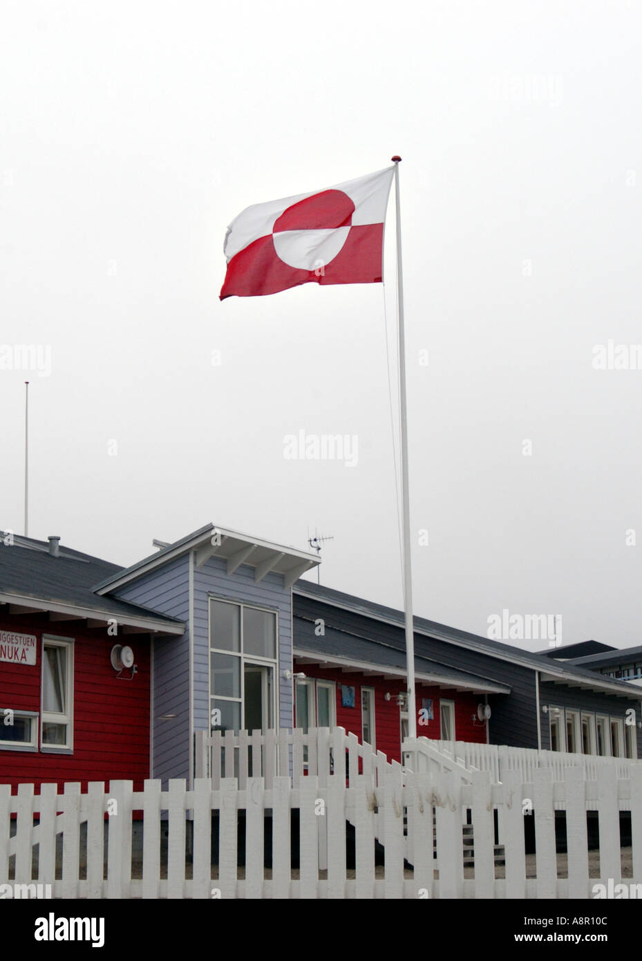 Grönland-Flagge am öffentlichen Buillding Sisimuit Grönland Stockfoto