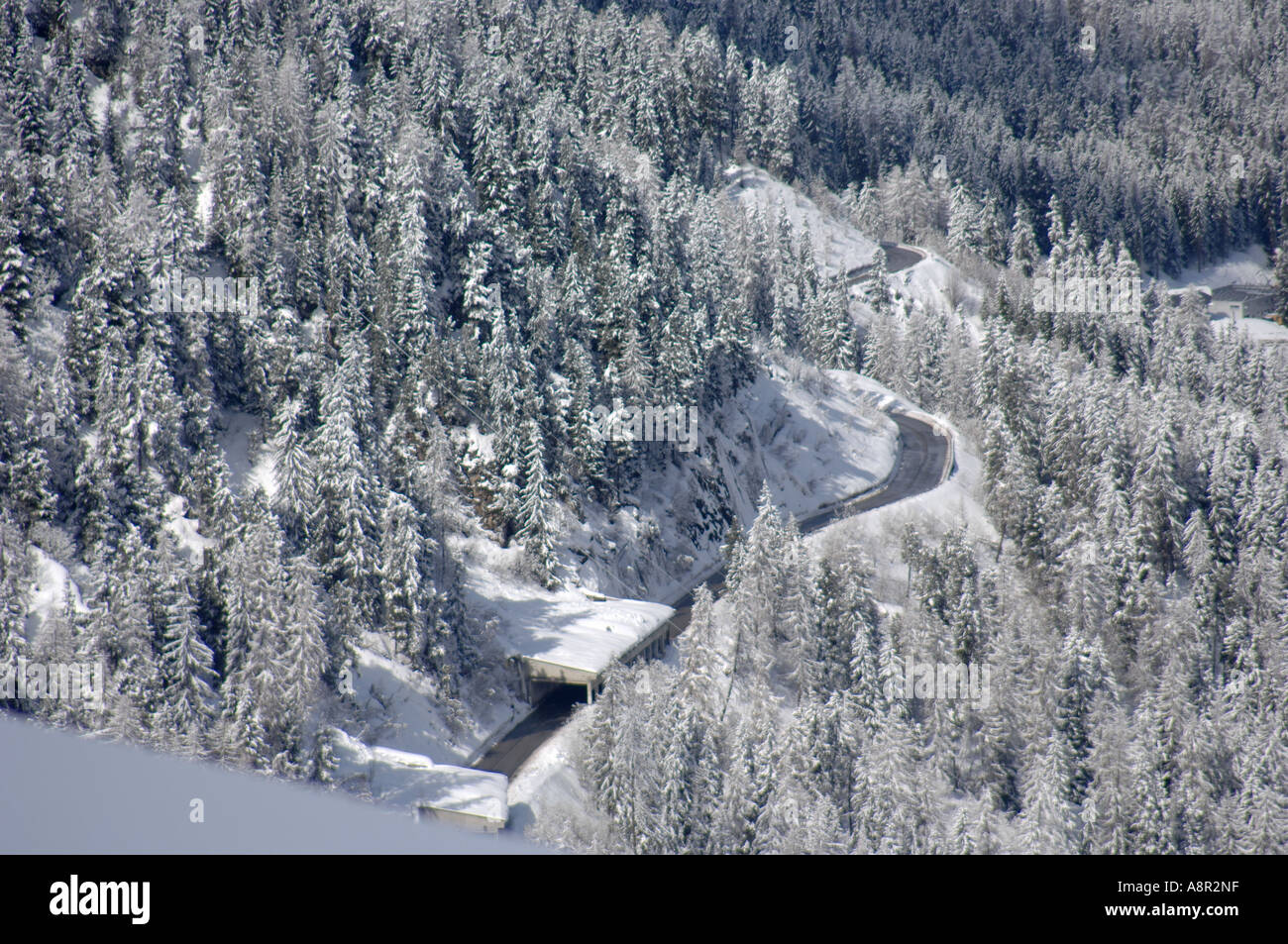 Mountain Road und Lawine Tunnel in den französischen Alpen Stockfoto