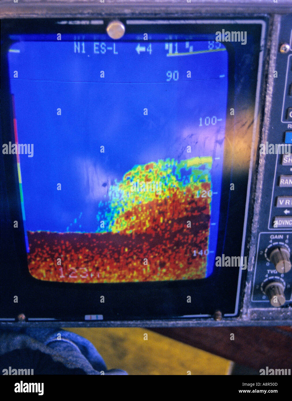 Fisch-Finder zeigen "LIVE" Bildschirm auf Fischerboot. Stockfoto