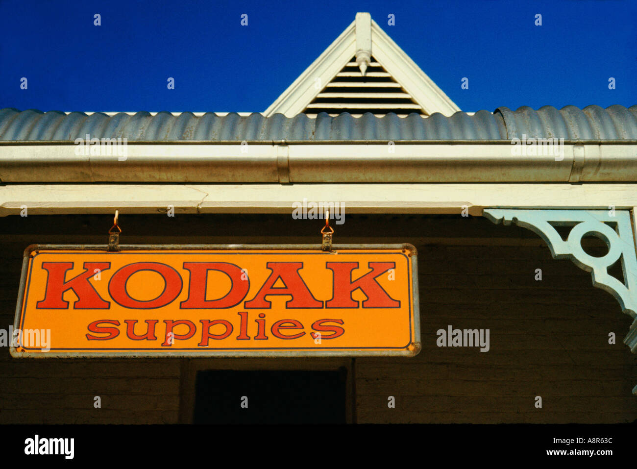 Altes emailliertes Kodak-Filmwerbeschild in einem Landhaus in Australien in den 1970er Jahren Stockfoto