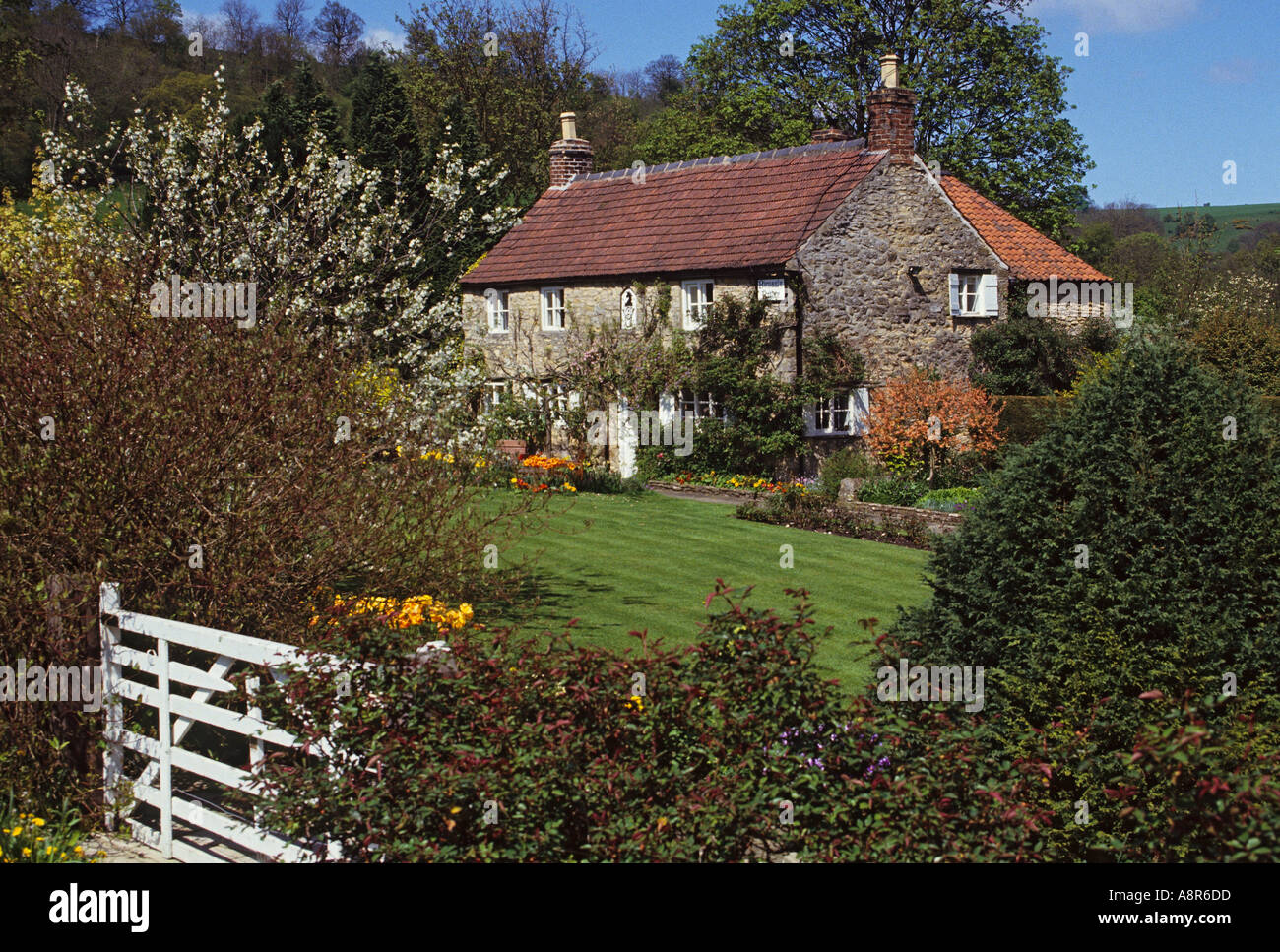 England Nord Yorkshire Rievaulx Steinhaus mit Ziegeldach Stockfoto