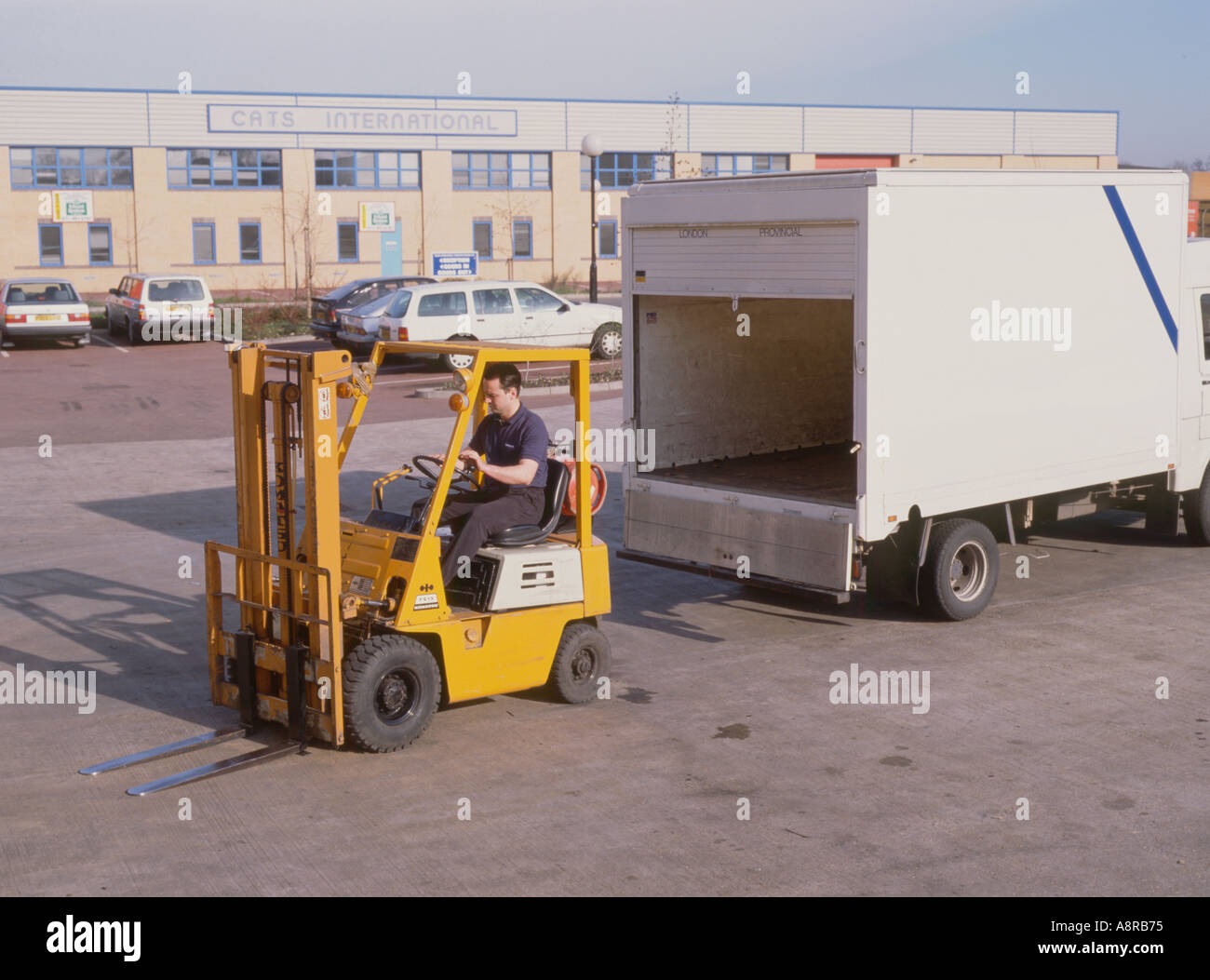 Gabelstapler und weißen Lieferwagen bereit zum Laden Stockfoto