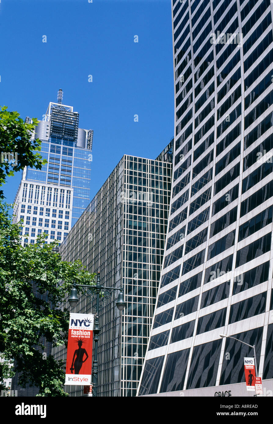 Bäume neben Gnaden Gebäude befindet sich am West 42nd Street am Bryant Park in New York USA Stockfoto