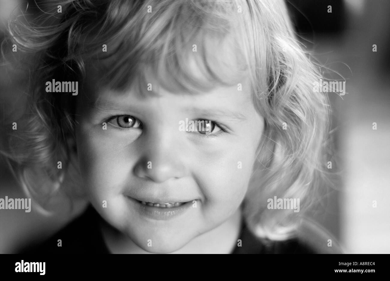 2 Jahre altes Mädchen lächelnd Stockfoto