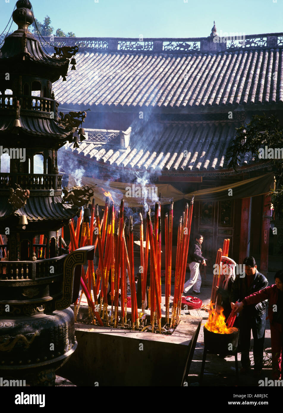 China Yunnan Guanyin Göttin der Barmherzigkeit große brennende Tempelopfern Stockfoto