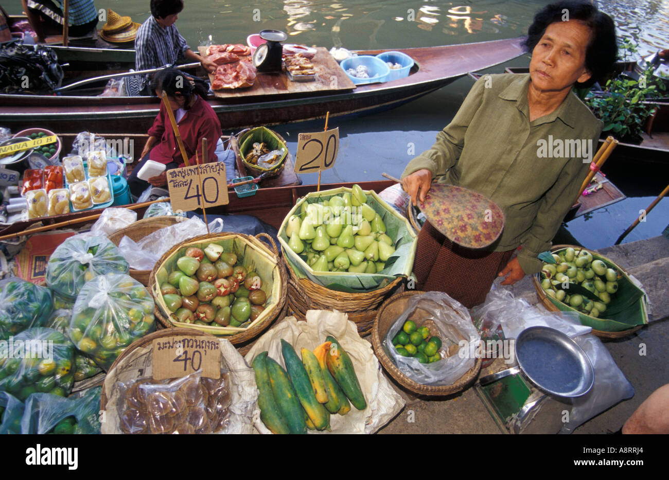 Obst-Verkäufer, schwimmenden Märkte von Bangkok, Thailand Stockfoto