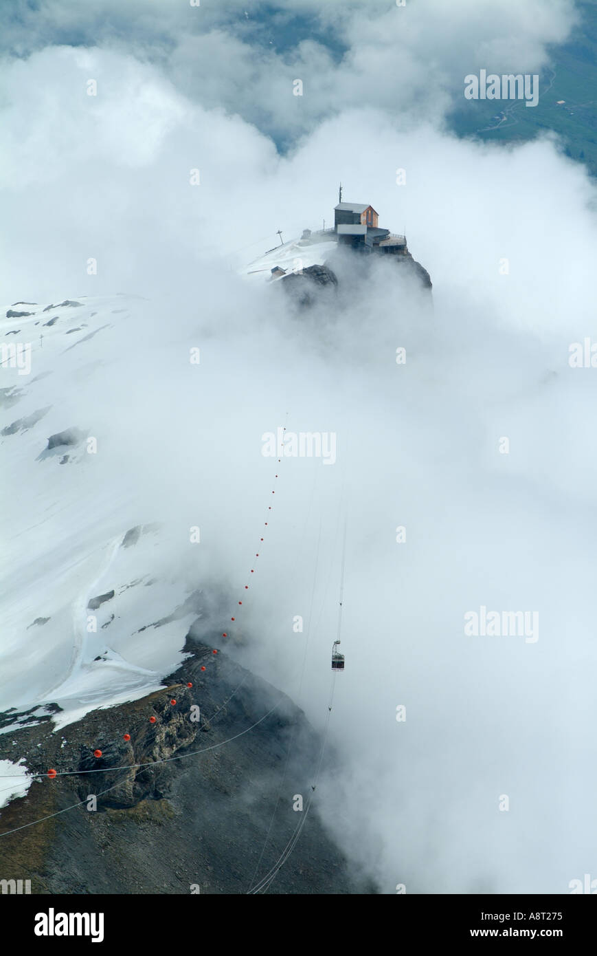 Seilbahn auf dem Schilthorn-Gipfel erhebt sich über Mürren Lauterbrunnen Tal Berner Oberland Schweiz Europa Stockfoto
