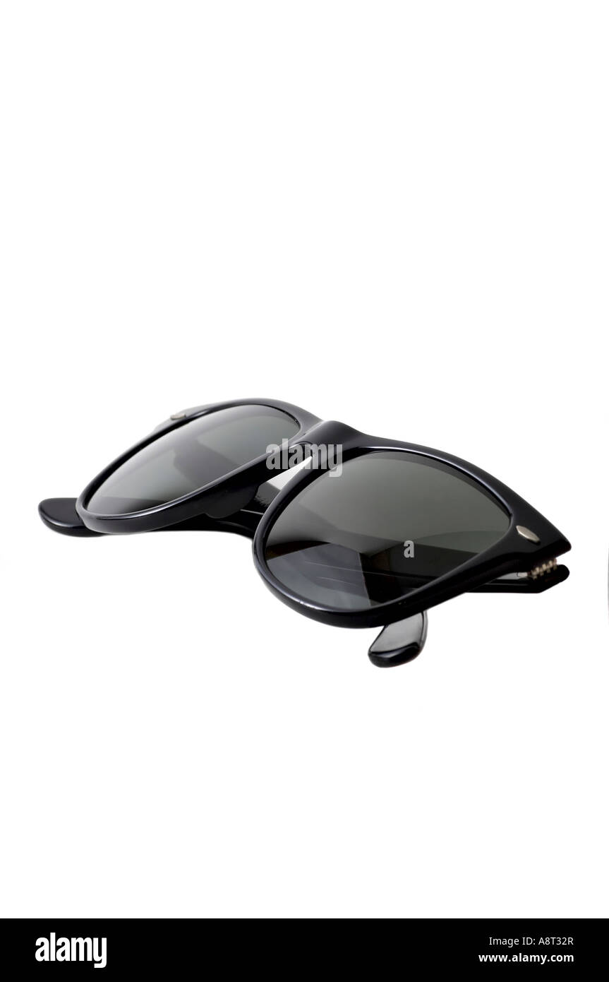 Schwarze Sonnenbrille auf weißem Hintergrund Stockfoto