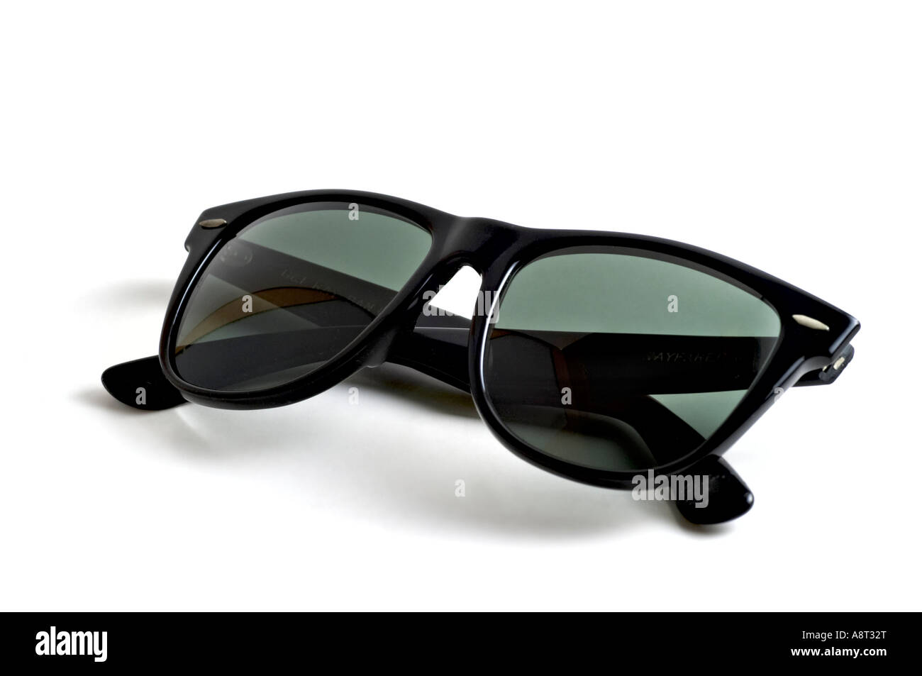 Schwarze Sonnenbrille auf weißem Hintergrund Stockfoto