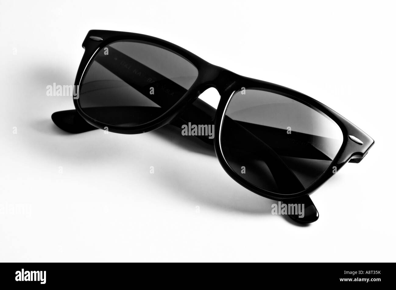 Schwarze Sonnenbrille auf weißem Hintergrund B W Stockfoto