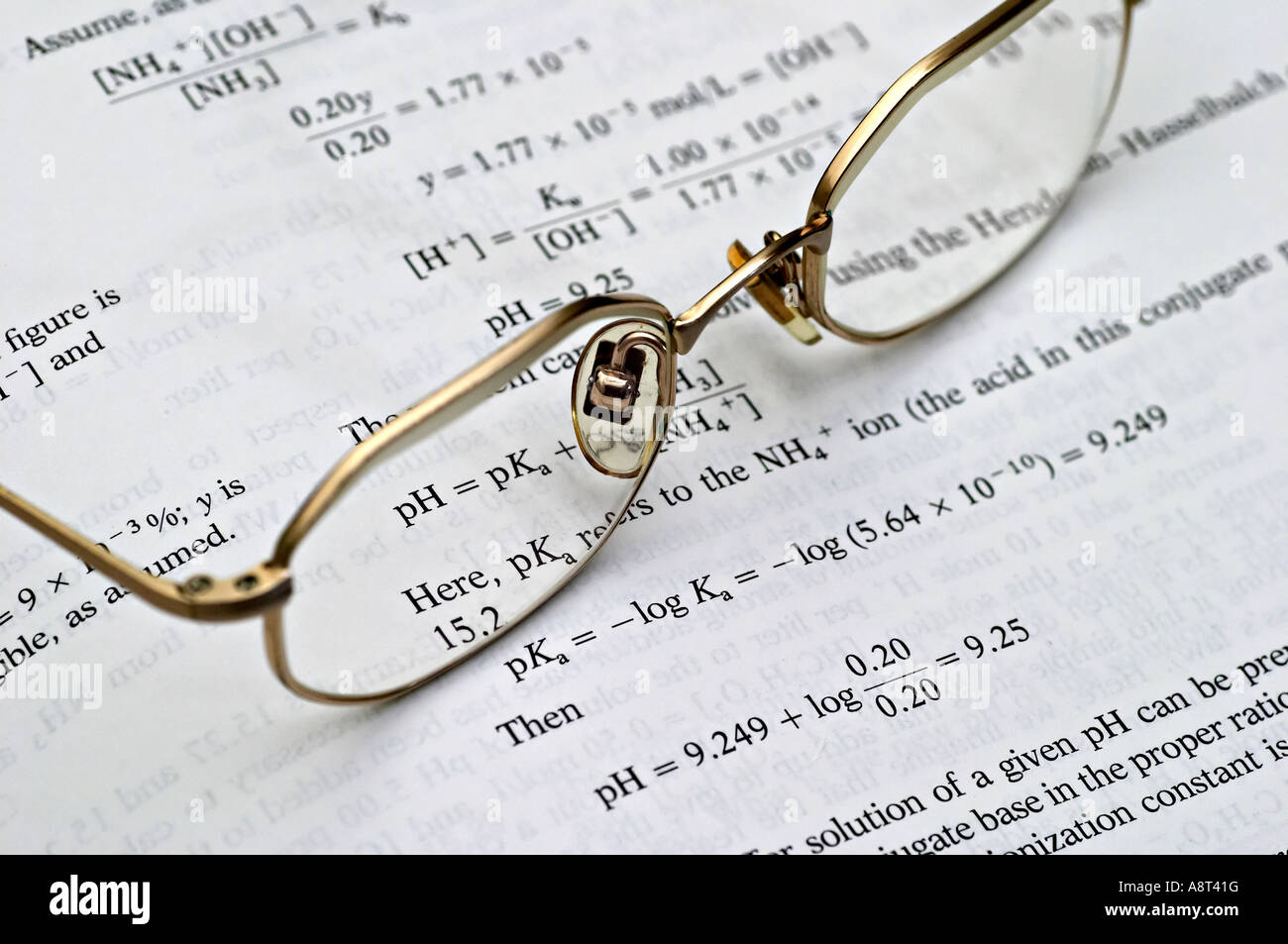 Paar Gläser Lesebrille auf Physik-Lehrbuch Stockfoto