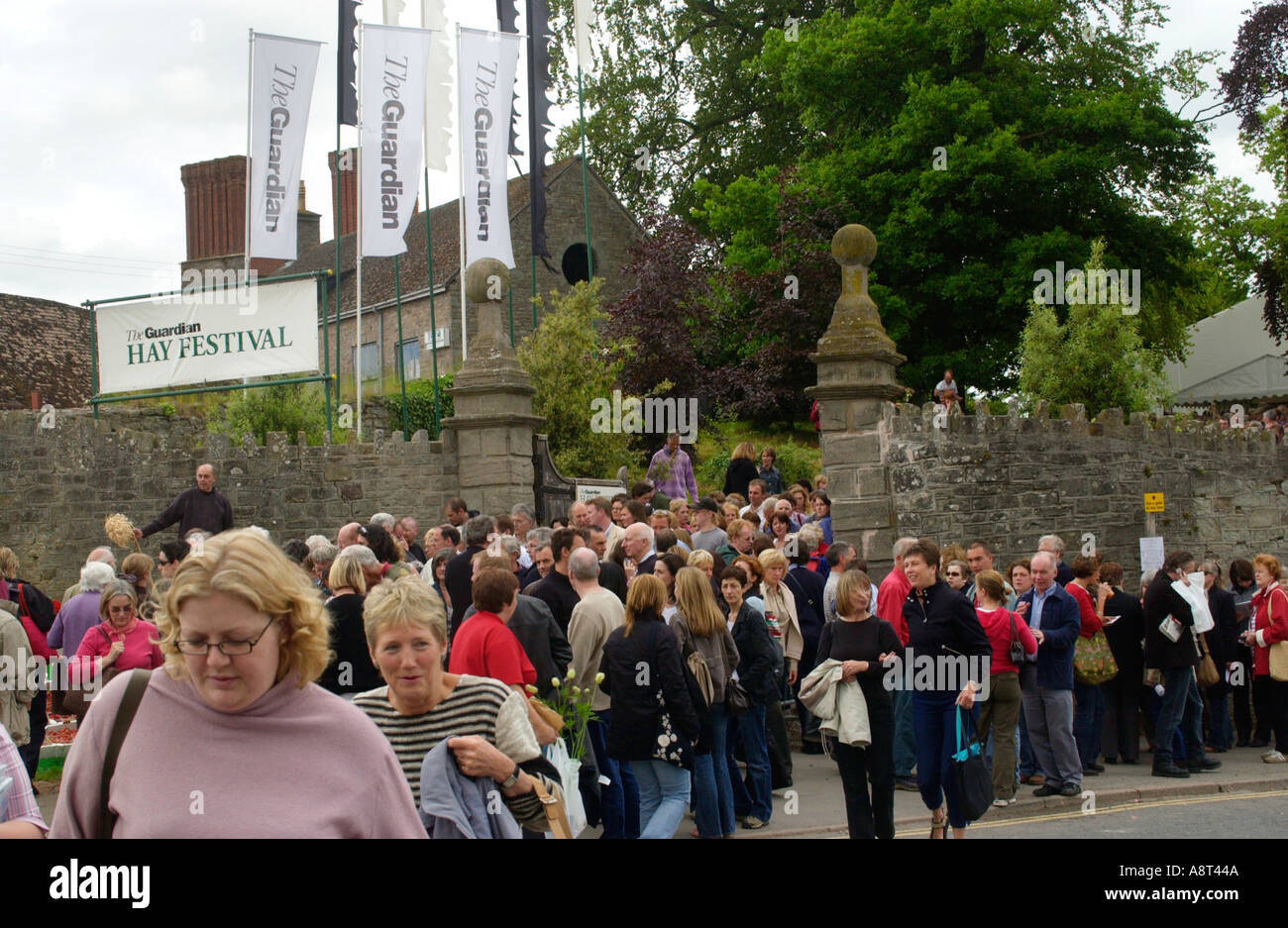 Massen von Menschen verlassen und in die Warteschlange der wichtigsten Festzelt an Hay on Wye Literatur Festival Powys Wales UK GB Stockfoto