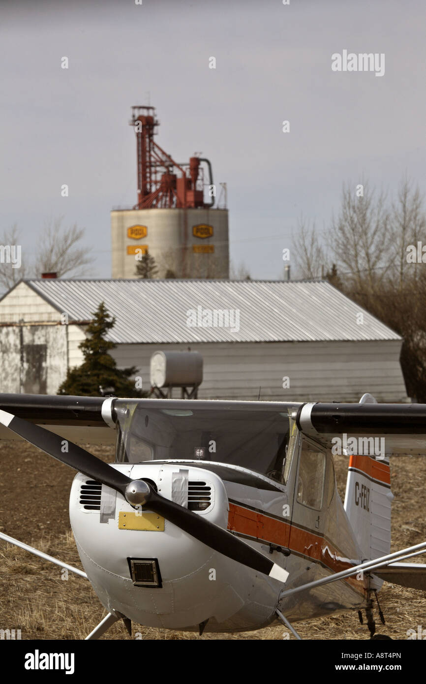 Kleine Flugzeuge in einem Feld von Saskatchewan Stockfoto