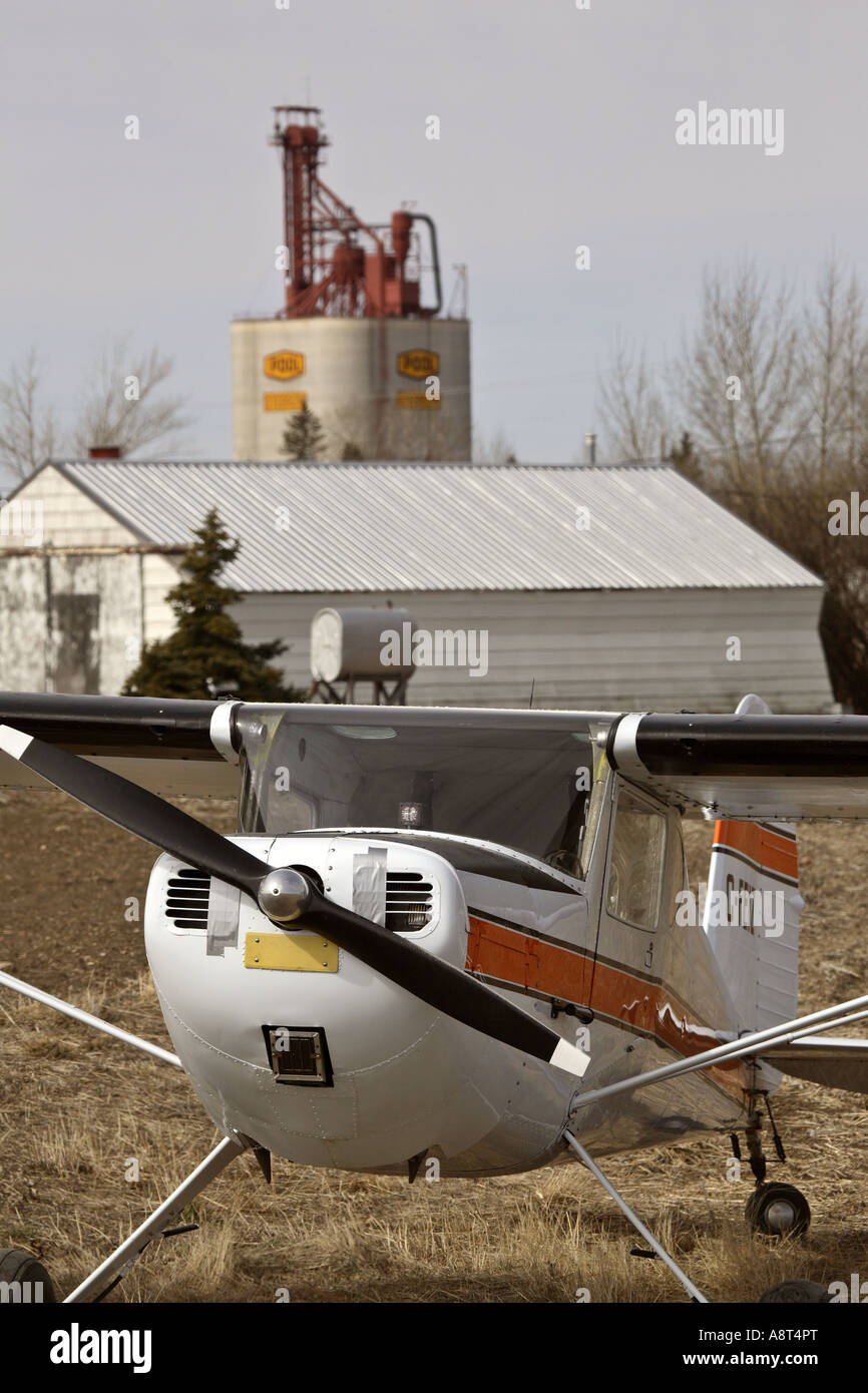 Kleine Flugzeuge in einem Feld von Saskatchewan Stockfoto