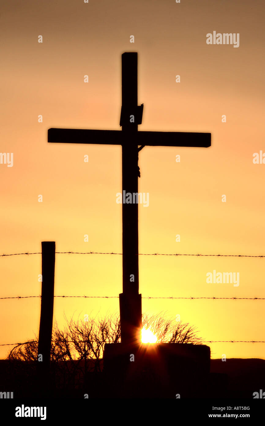 Sonnenuntergang hinter ein Kreuz auf einem Friedhof in Saskatchewan Stockfoto