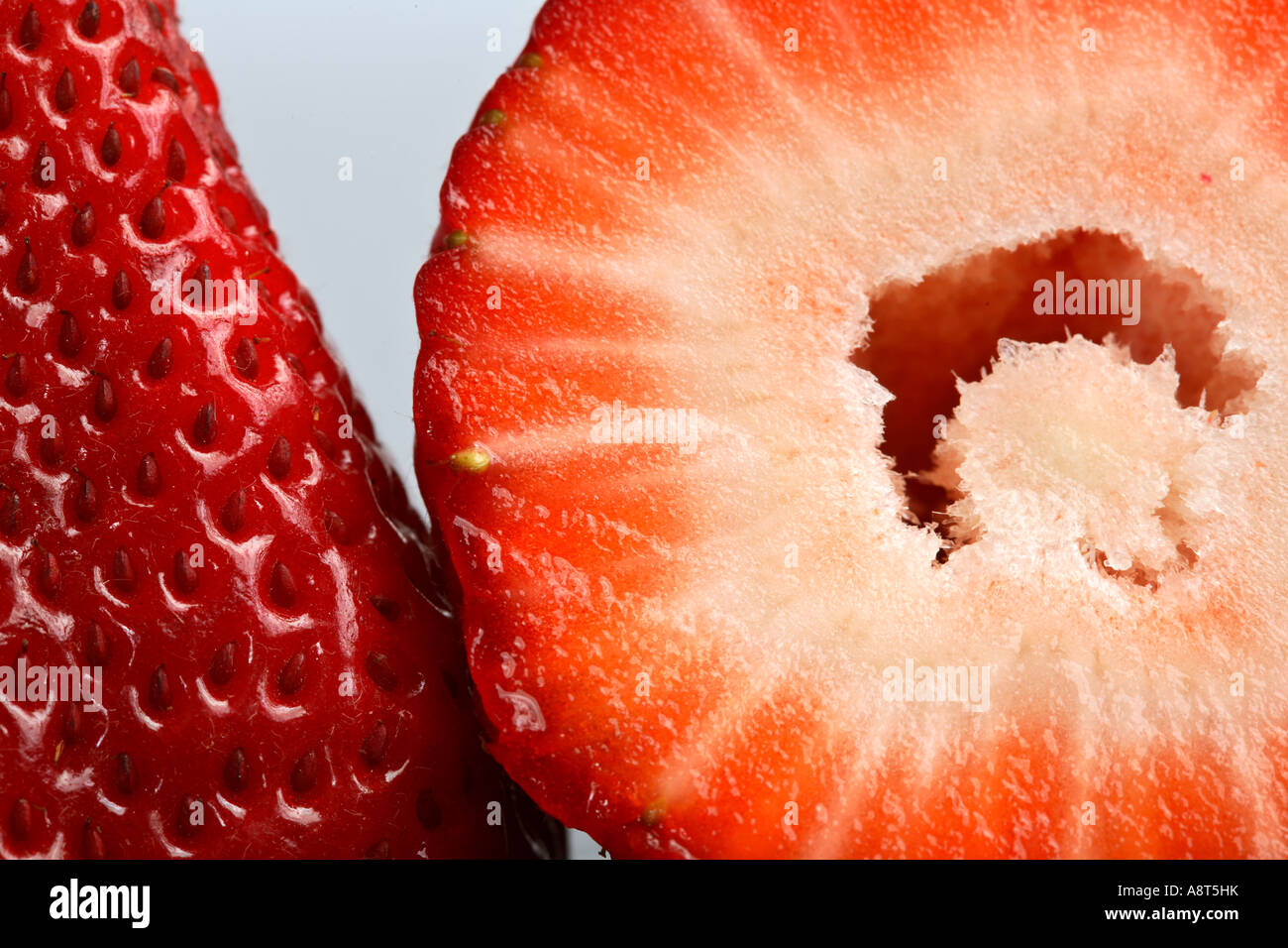 Erdbeere auf Glas reflektiert Stockfoto