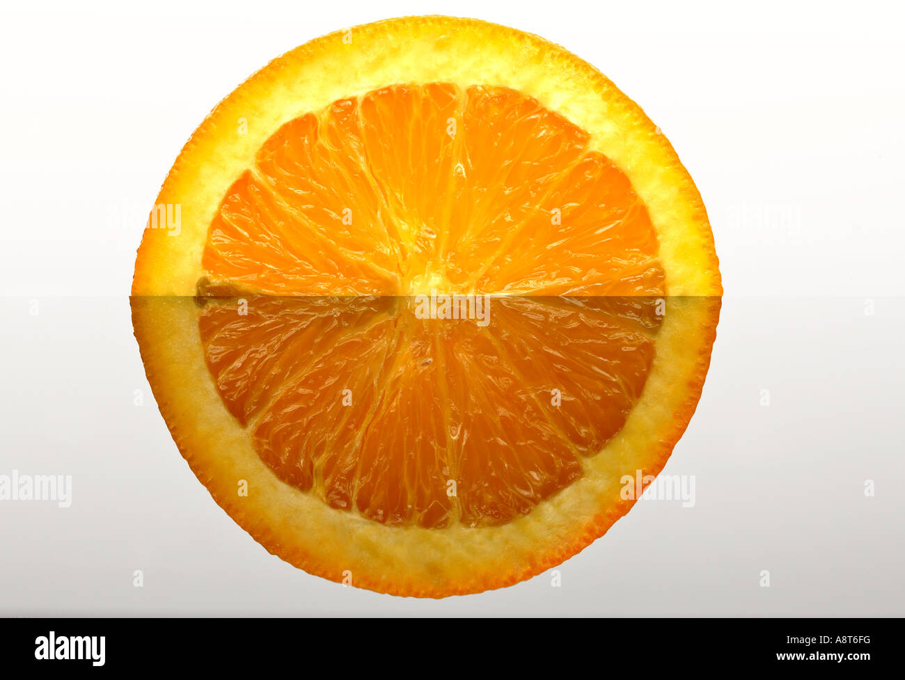 Schneiden Sie auf Glas reflektiert orange Stockfoto