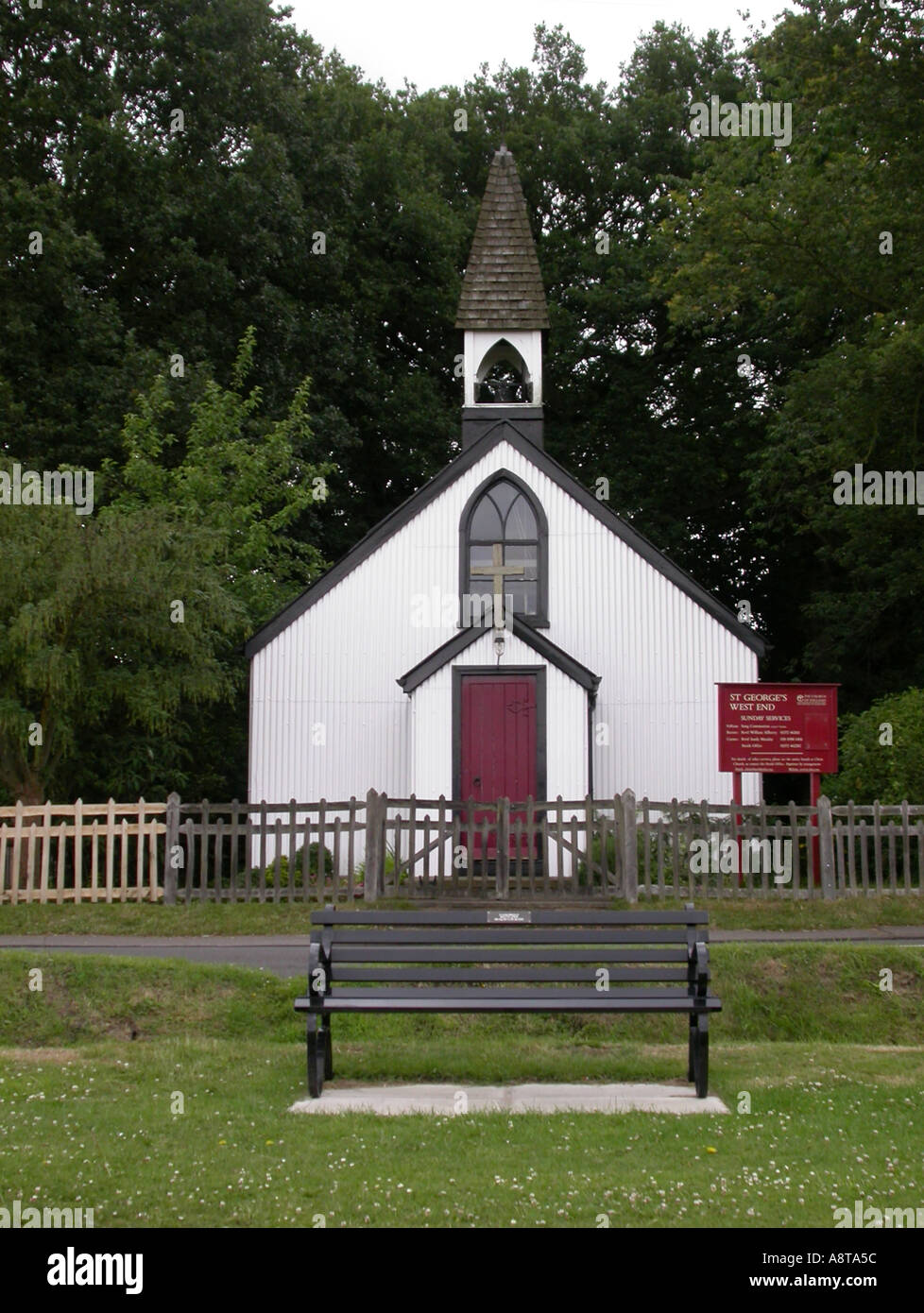 Eine kleine Kapelle am West End Dorfanger in der Nähe von Esher Surrey England Stockfoto