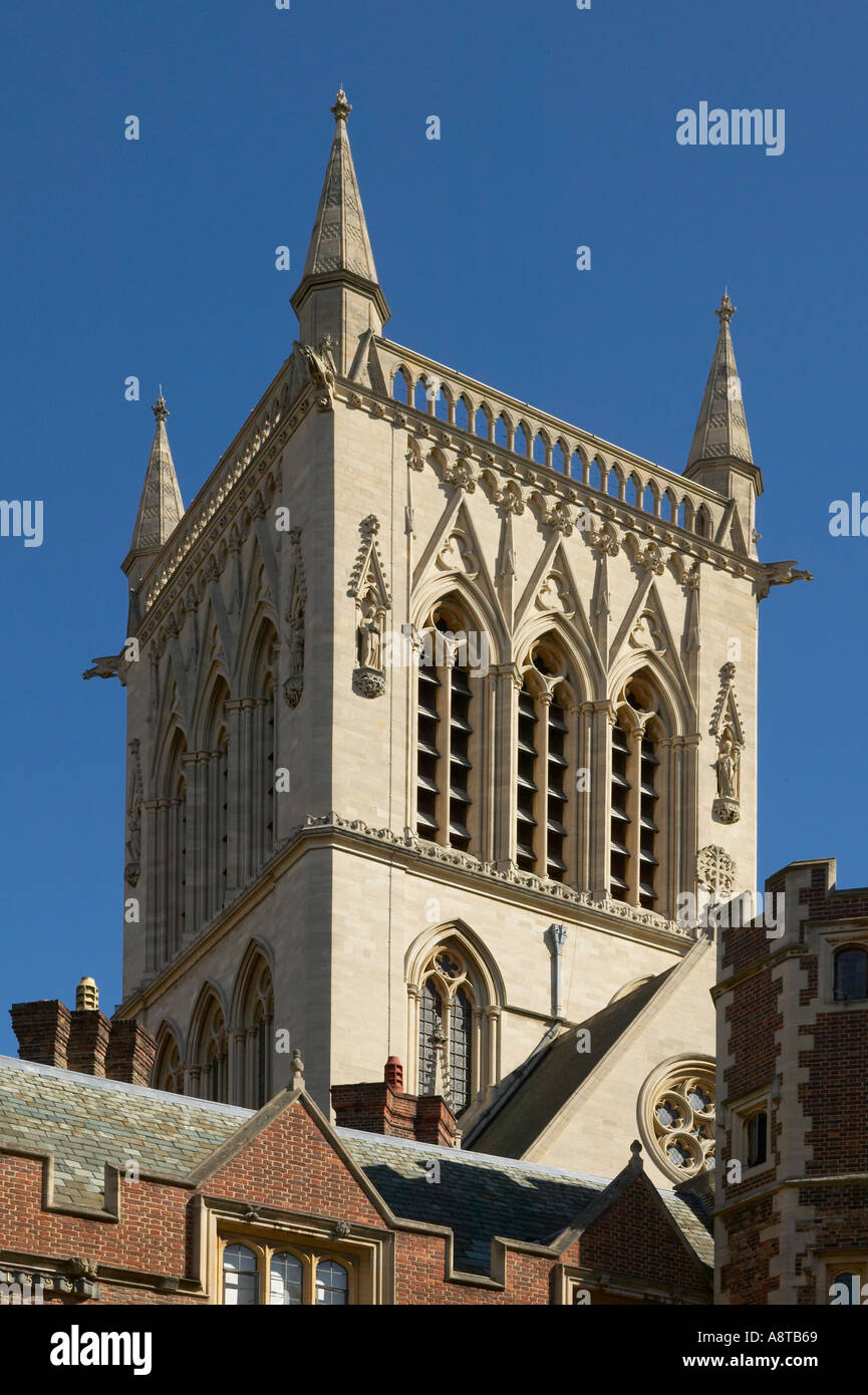 ST. JOHNS COLLEGE TURM AUS DER ZWEITEN GERICHT CAMBRIDGE ENGLAND BETRACHTET Stockfoto