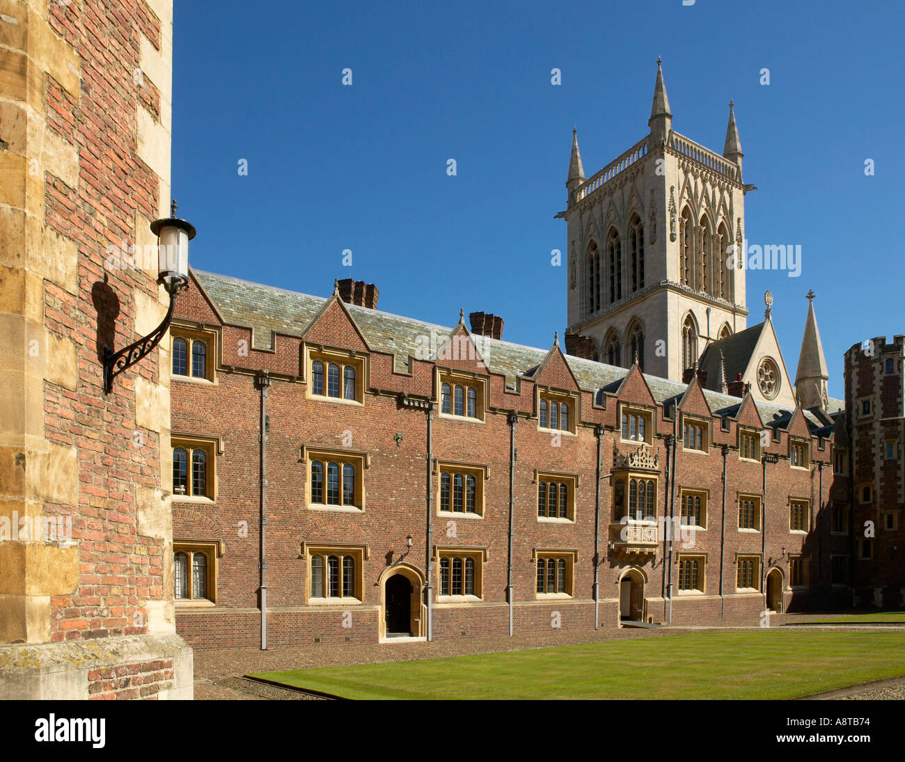 ST. JOHNS COLLEGE TURM AUS DEN ZWEITEN HOF IM SOMMER CAMBRIDGE ENGLAND BETRACHTET Stockfoto