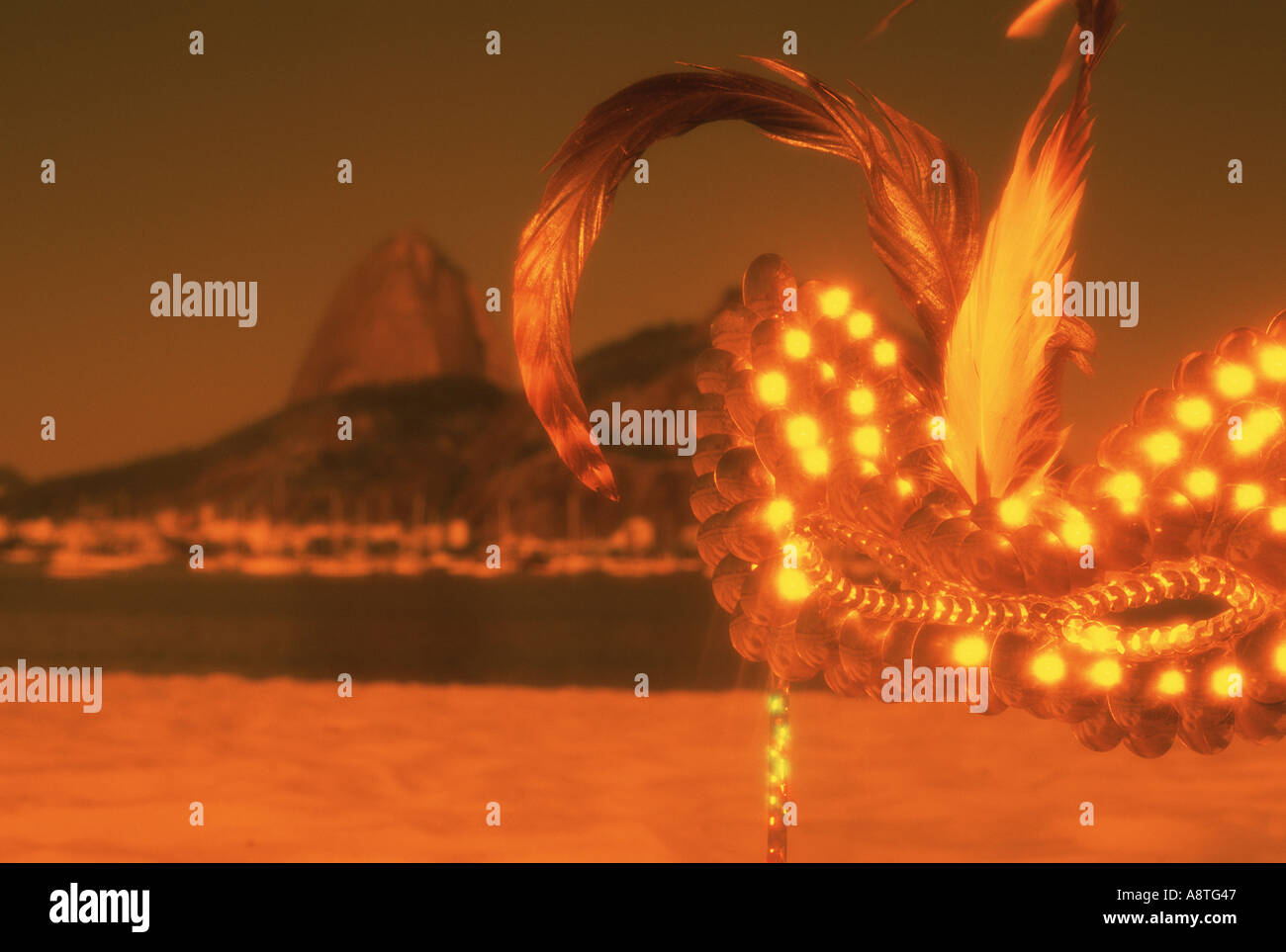 Silhouette Blick auf Zuckerhut in Rio De Janeiro Brasilien mit einem Ballsaal Maske überlagert auf dem Foto Stockfoto