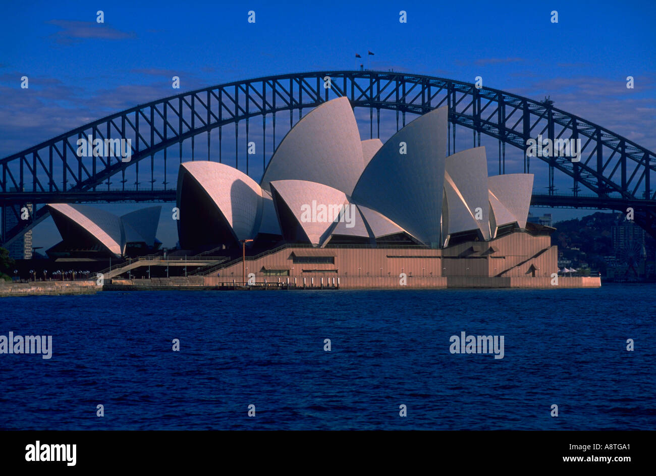 Blick über den Hafen von Sydney auf dem Sydney Opera House und die Harbour Bridge in Sydney, New South Wales Australien Stockfoto