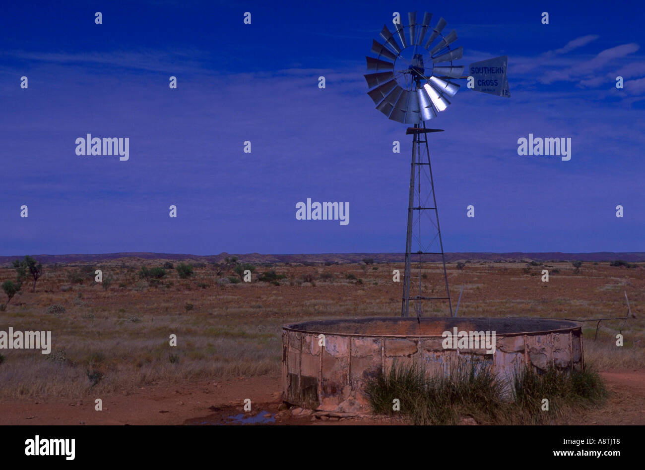 Eine Windmühle steht vor einem blauen Himmel in der Ashburton Downs Gebiet südwestlich von Tom Preis Western Australien Australien Stockfoto