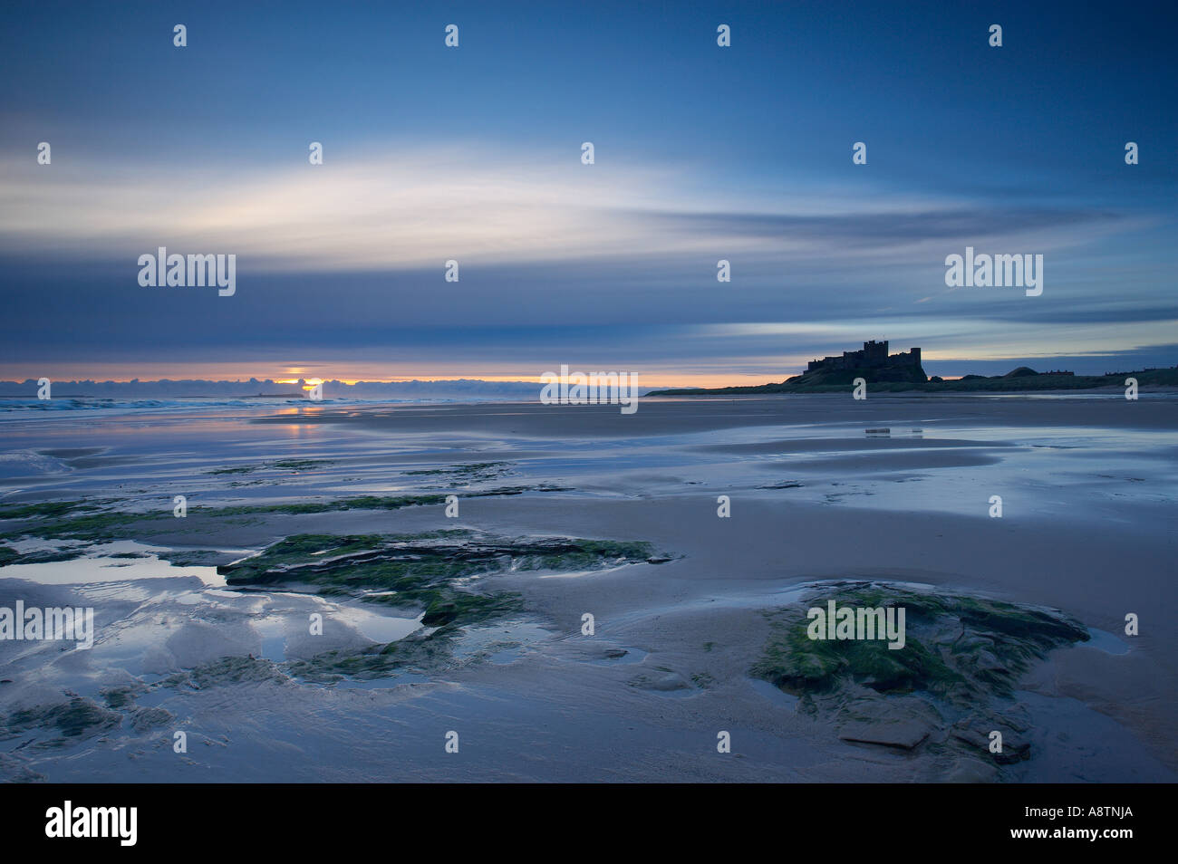 Morgendämmerung am Strand von Bamburgh Castle Northumbria England UK Stockfoto