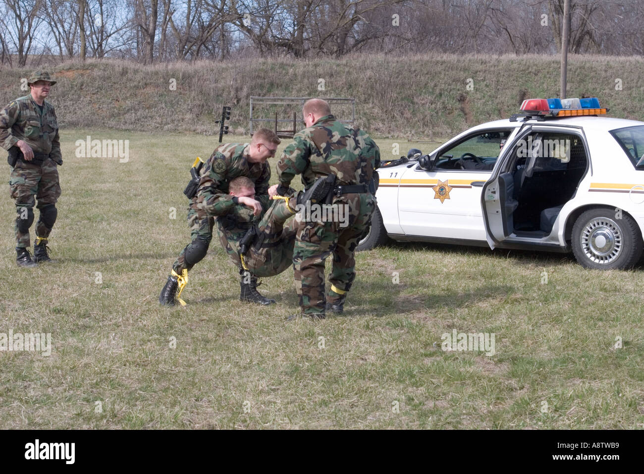 SWAT-Team-Training Retreiving verletzte Offizier aus der Linie des Feuers heiße Zone Saline County Krisenstab Nebraska USA Stockfoto