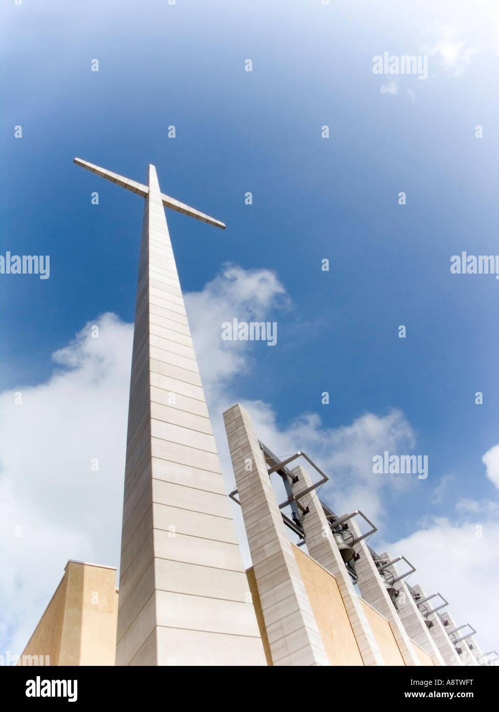 überqueren Sie die neue Kirche von Padre Pio in San Giovanni Rotondo, Architekt Renzo Piano, Foggia, Apulien, Italien, Europa Stockfoto