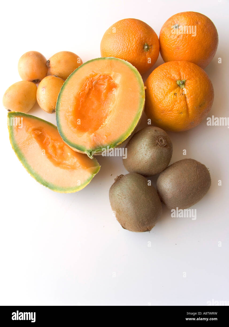 Cantaluope Melone und Aprikose und Kiwi Frucht und Orangen auf weißem Hintergrund Stockfoto