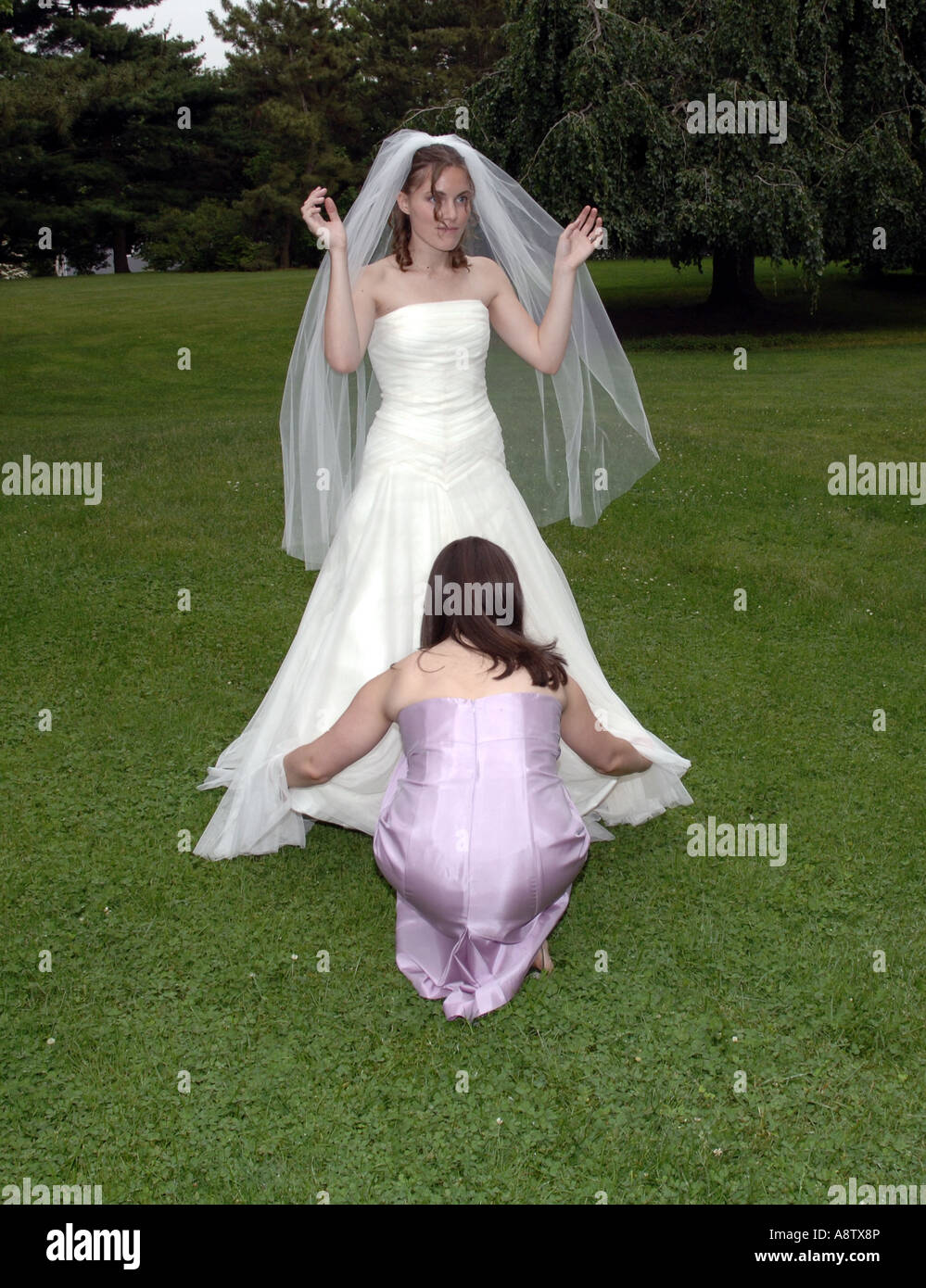 Bride macht sich bereit für ihre Hochzeitsbilder. Stockfoto