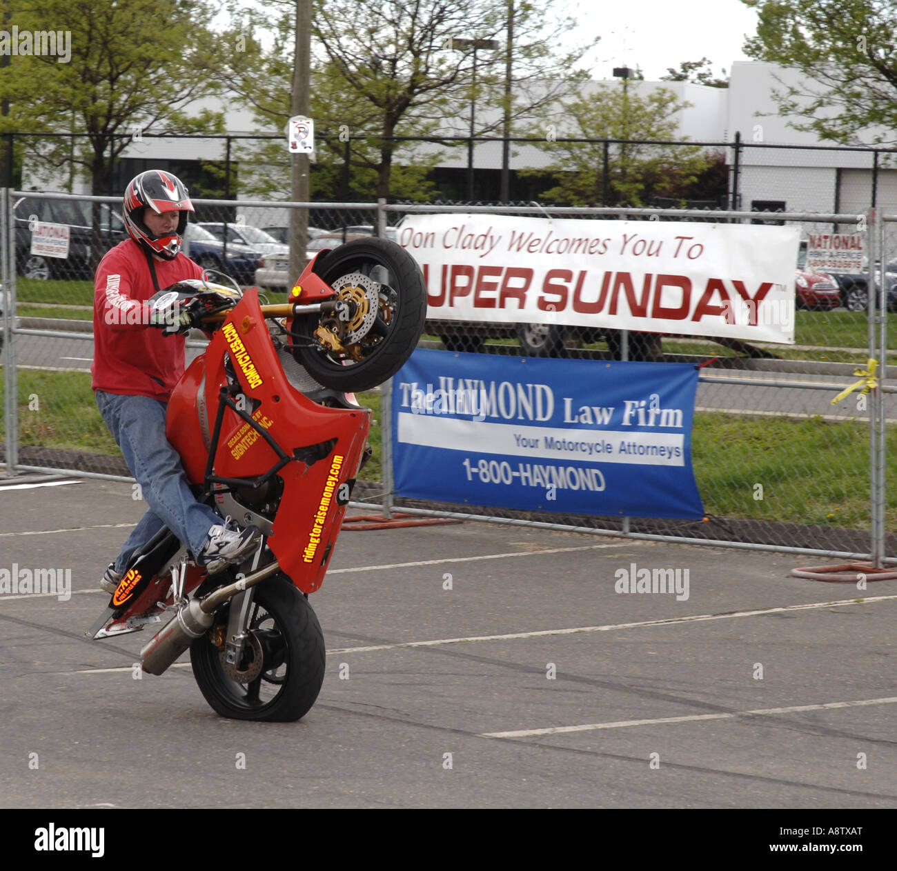 Motorrad-Stunt-Gruppe Reiten, heben Sie Geld bei Super Sonntag Rallye. Stockfoto