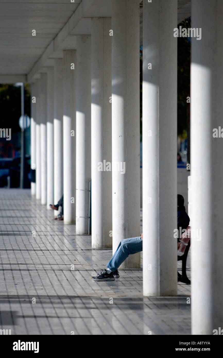 Reihen Von Weissen Saulen Und Moderne Architektur Mit Menschen Sitzen Auf Banken Entspannend Stockfotografie Alamy