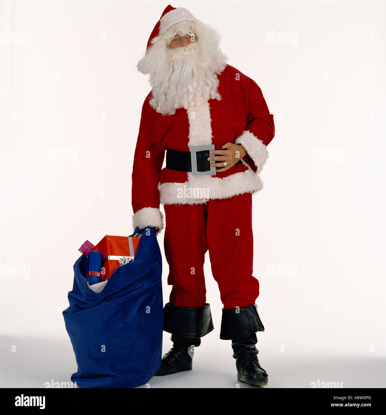 Studio Bild von Santa Claus / Weihnachtsmann stehend Sack Geschenke. Stockfoto