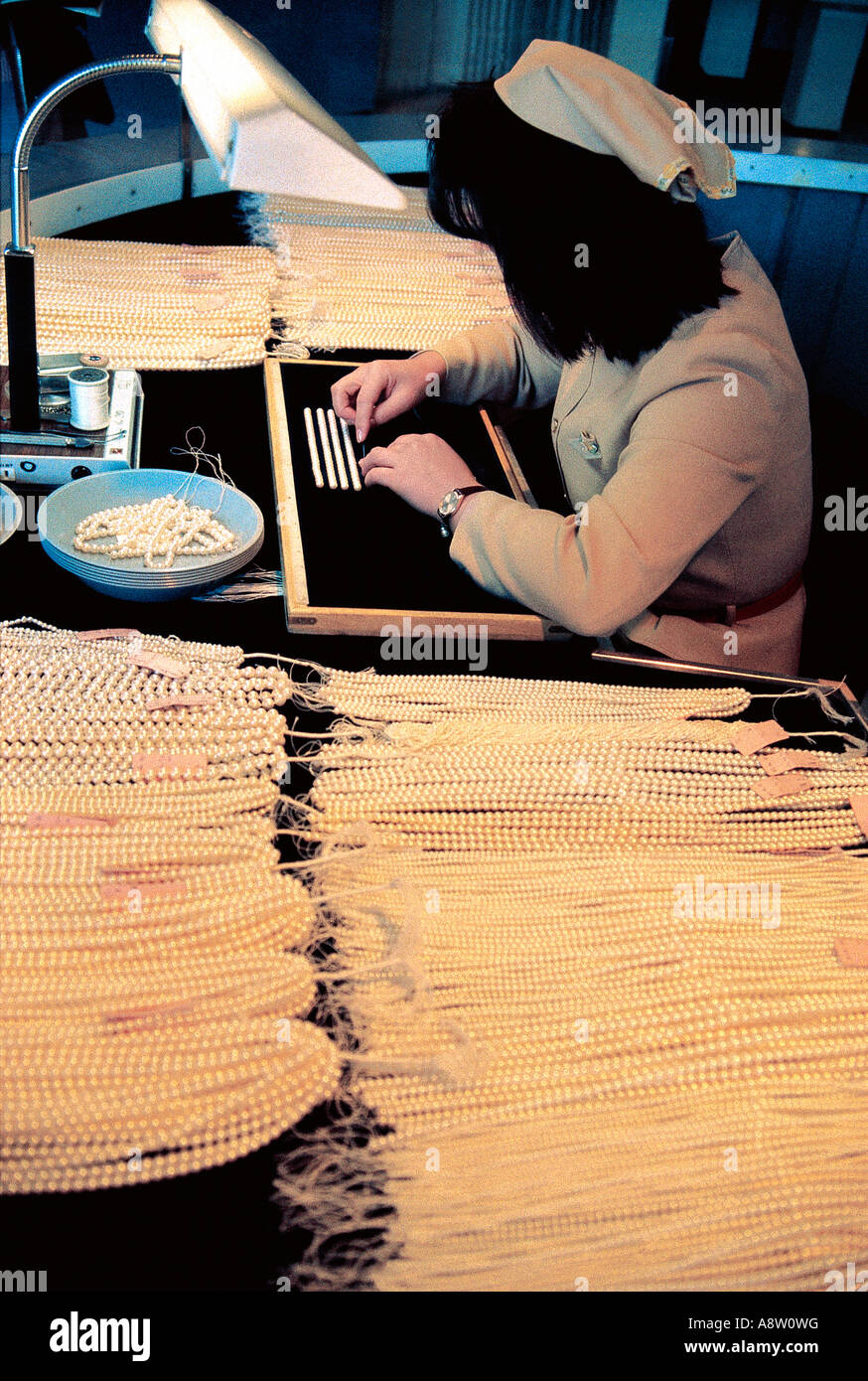 Japan. Honshu. Mikimoto kultivierten Perlenindustrie. Frau Sortieren von Perlen. Stockfoto