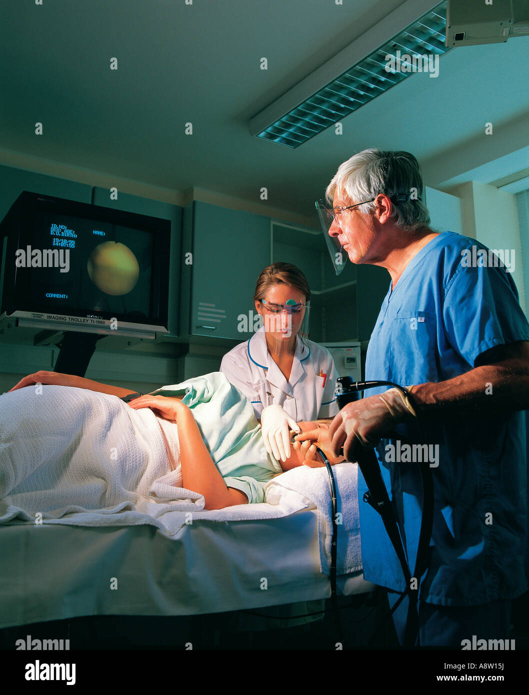 Arzt und Krankenschwester Unternehmen Endoskopie Verfahren auf weibliche Patienten im Krankenhaus. Stockfoto