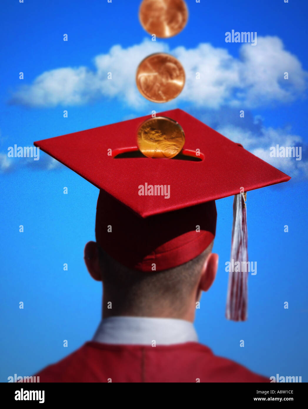 College Einsparungen Konzept Idee Mann mit Mütze und Kleid und Münzen Pfennige Bank Slot blauen Himmel Stockfoto
