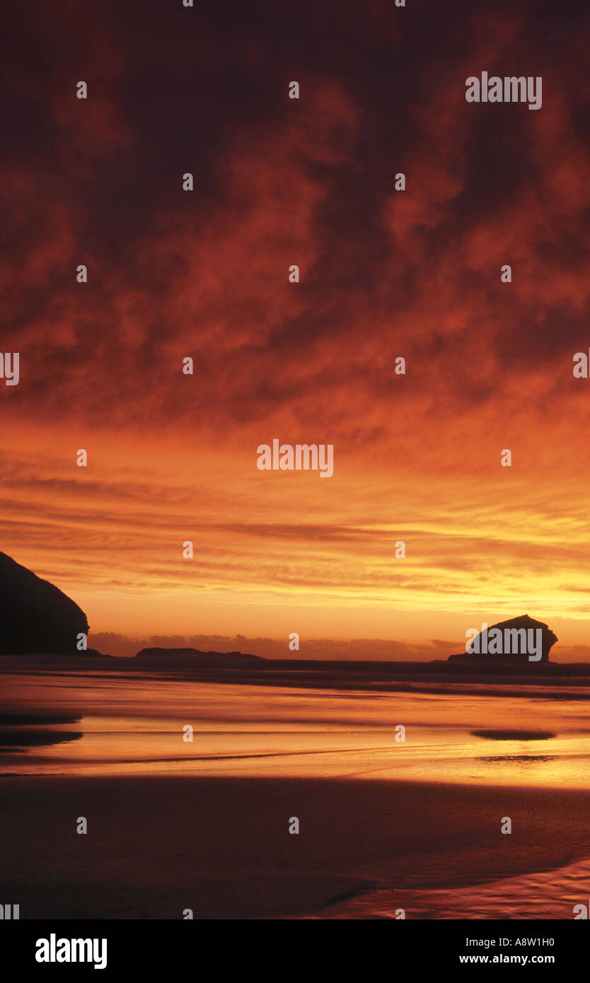 Lebendige Sonnenuntergang über Portreath Strand mit Gull Rock in der Silhouette, Nord-Westküste von Cornwall, England, UK Stockfoto